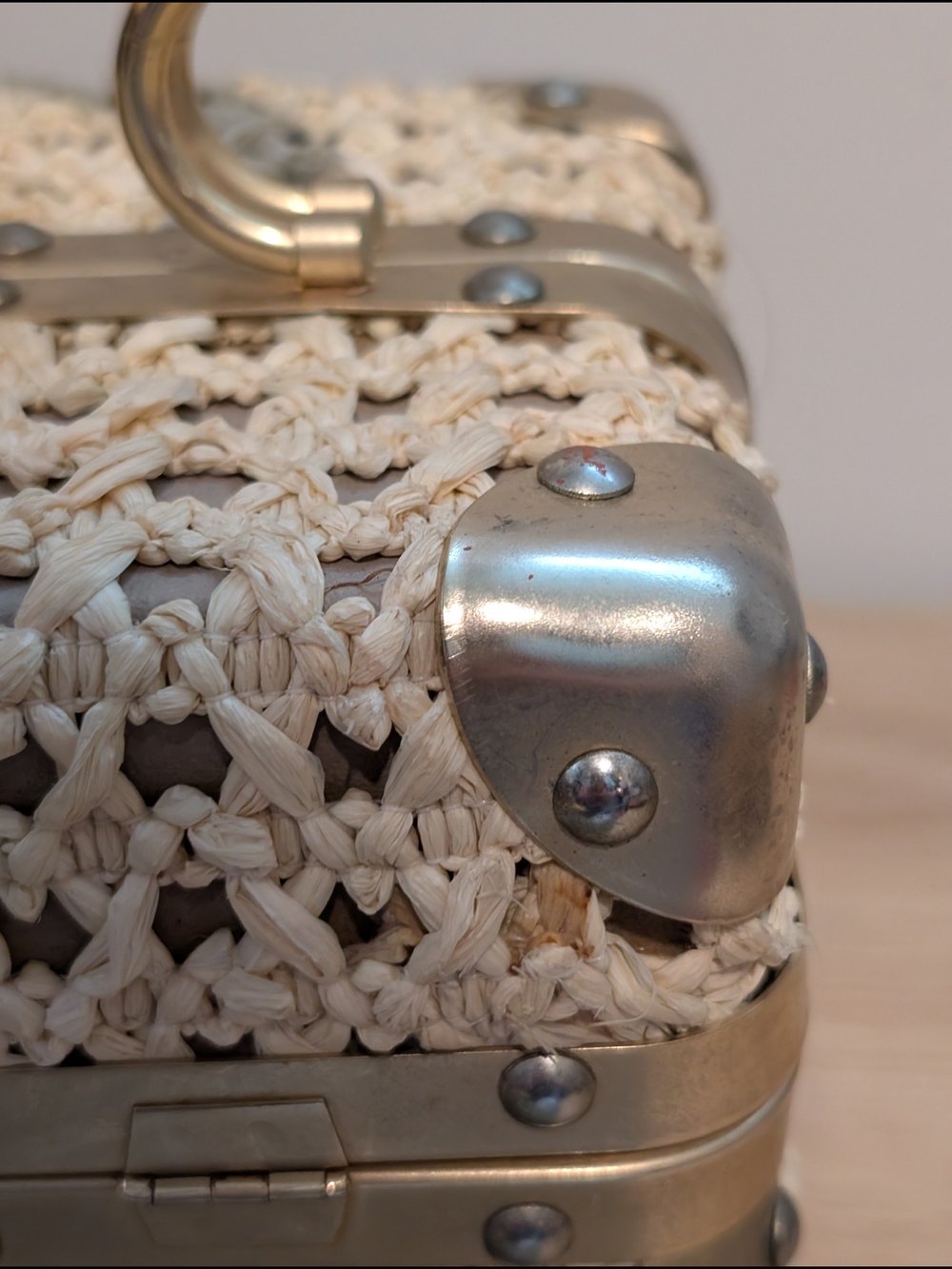 Vintage Beige Leather Shoulder Bag with Zip Pocket - Picture 10 of 15
